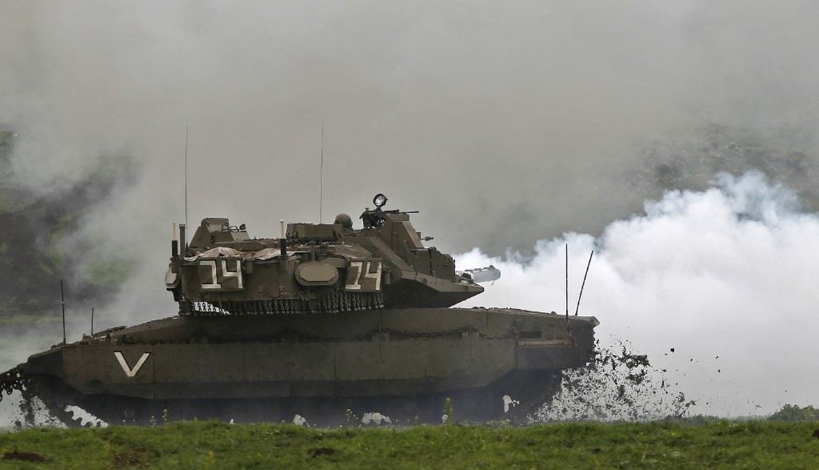 دبابة أسرائيلية خلال مناورات في مرتفعات الجولان السورية المحتلة أمس.(أ ف ب)