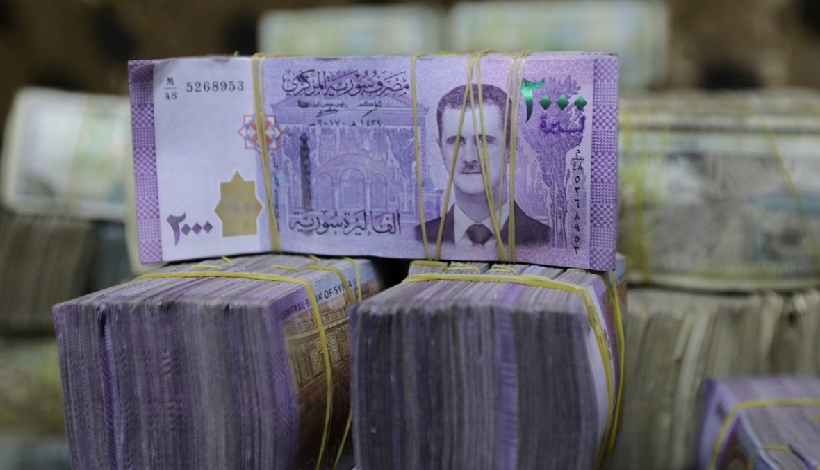 صورة من الارشيف لأوراق نقدية سورية في محل للصرافة. 