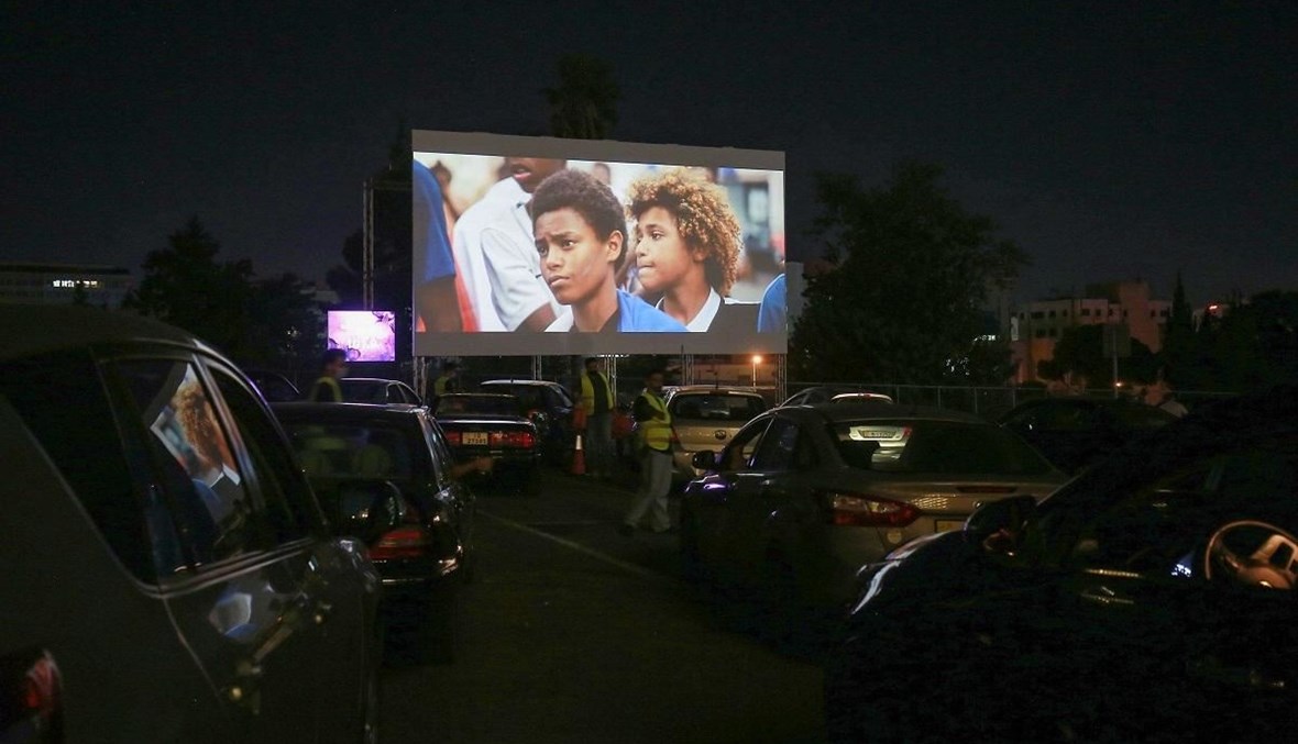 السودانيون يشاهدون الأفلام من سياراتهم للمرّة الأولى.