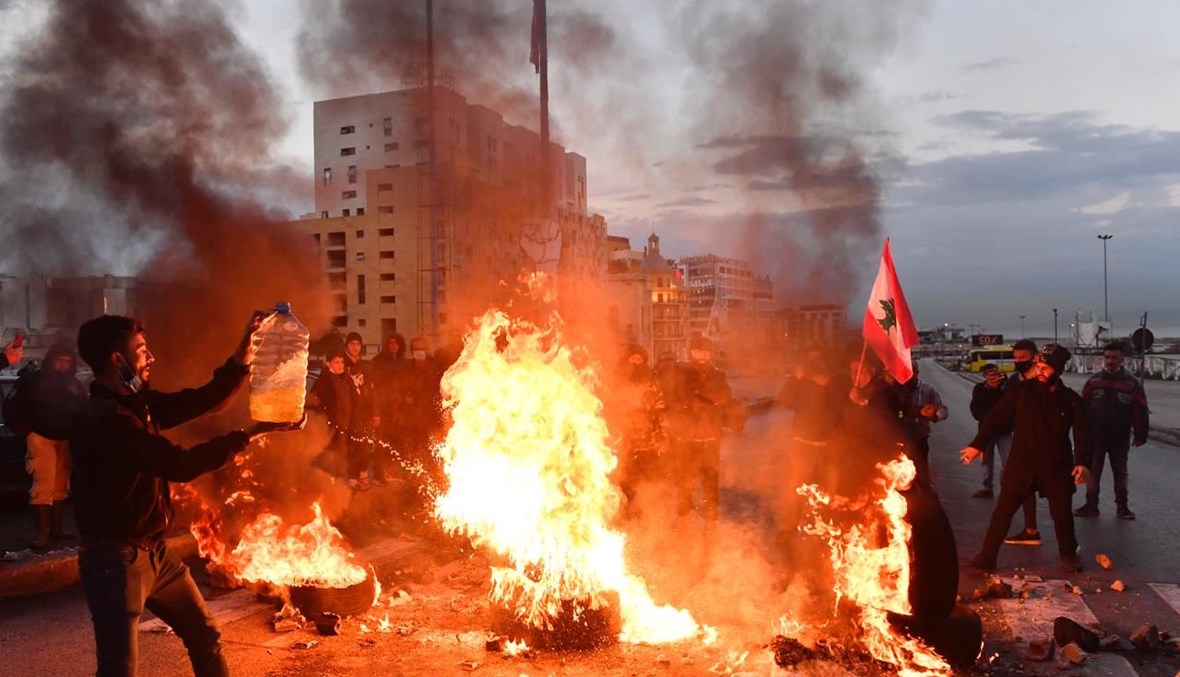 شبان يحرقون الاطارات بعدما اقفلوا الطريق من امام مسجد محمد الامين في ساحة الشهداء. (نبيل اسماعيل)