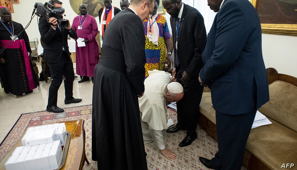 البابا مقبلا أرجل زعماء جنوب السودان (11 نيسان 2019، أ ف ب).
