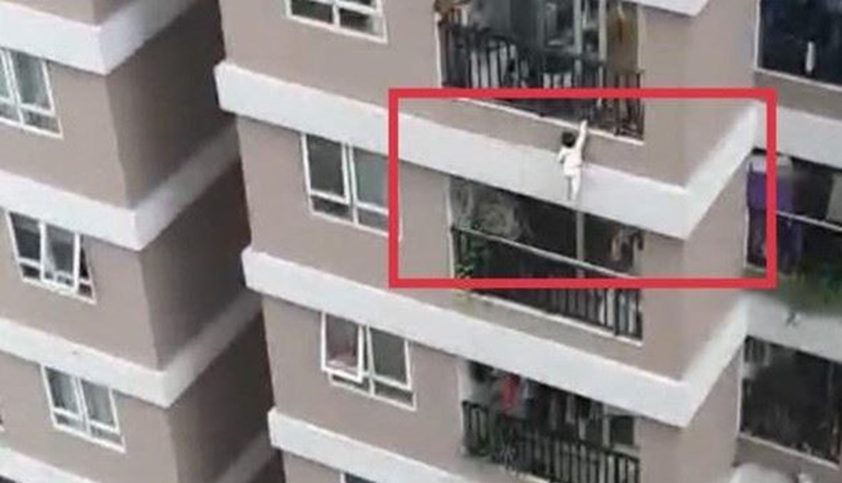 فتاة سقطت من الشرفة.