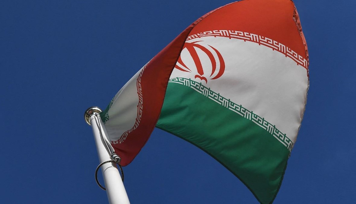 العلم الإيراني مرفوعا أمام مقر الوكالة الدولية للطاقة الذرية خلال اجتماع مجلس حكام الوكالة في فيينا (1 آذار 2021، أ ف ب). 