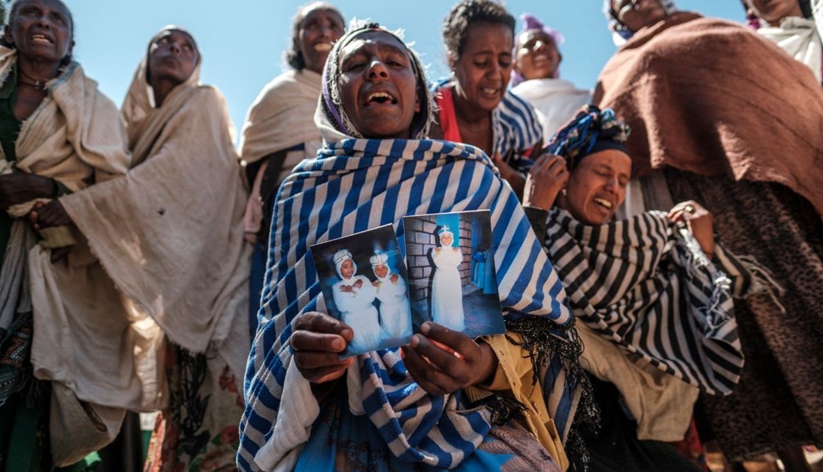 نساء يبكين ضحايا مجزرة ارتكبها جنود إريتريون في قرية دينقولات شمال ميكيلي عاصمة تيغراي (26 شباط 2021، أ ف ب). 