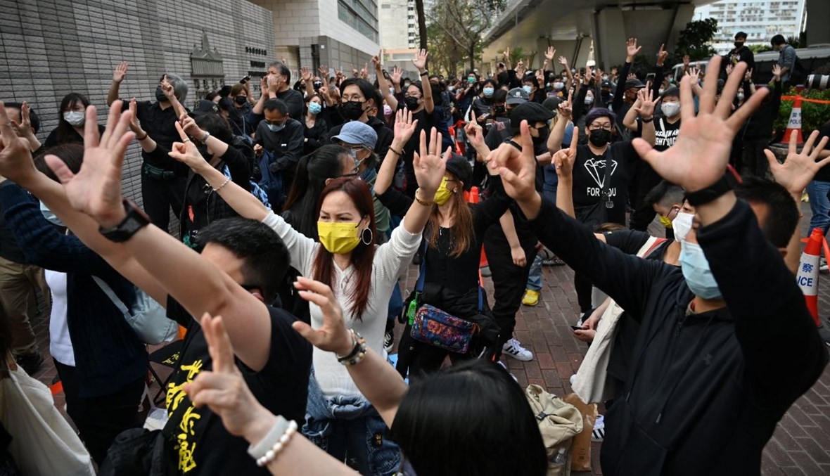 مؤيدون للديمقراطية تجمعوا خارج محكمة ويست كولون في هونغ كونغ، قبل مثول عشرات المعارضين أمام المحكمة بتهمة التخريب (1 آذار 2021، أ ف ب). 