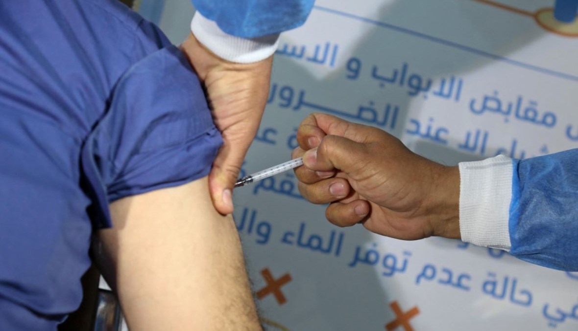 شخص يتلقى لقاح كورونا في مركز تطعيم في كربلاء وسط العراق (3 آذار 2021، أ ف ب).