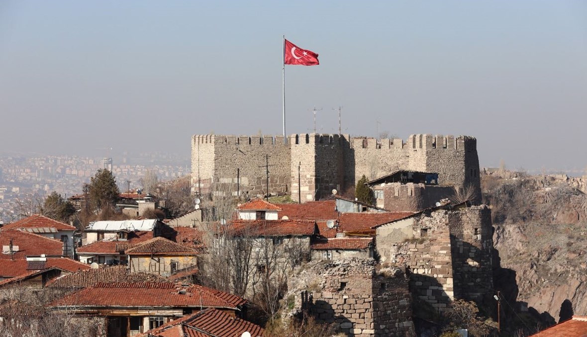 العلم التركي مرفوعا فوق قلعة أنقرة (23 شباط 2021، أ ف ب). 
