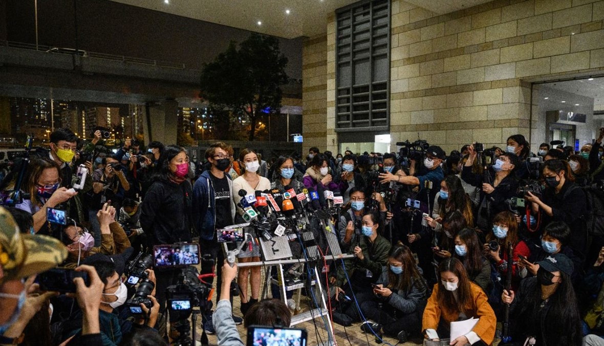 مؤيدون للديموقراطية يتحدثون إلى وسائل الإعلام خارج محكمة ويست كولون في هونغ كونغ في ختام الجلسات (4 آذار 2021، أ ف ب). 
