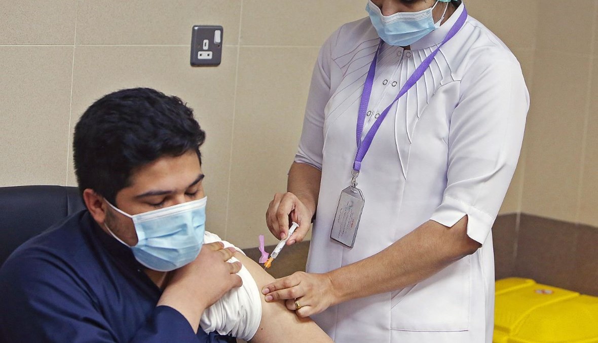 رجل يتلقى لقاح كورونا في مركز تطعيم النسيم بمحافظة الجهراء شمال الكويت (4 آذار 2021، أ ف ب). 