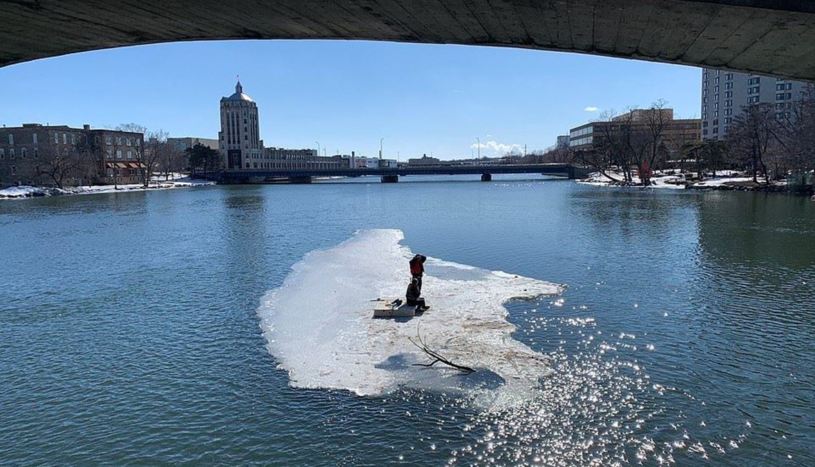 انهيار الجليد تحت صيادين.