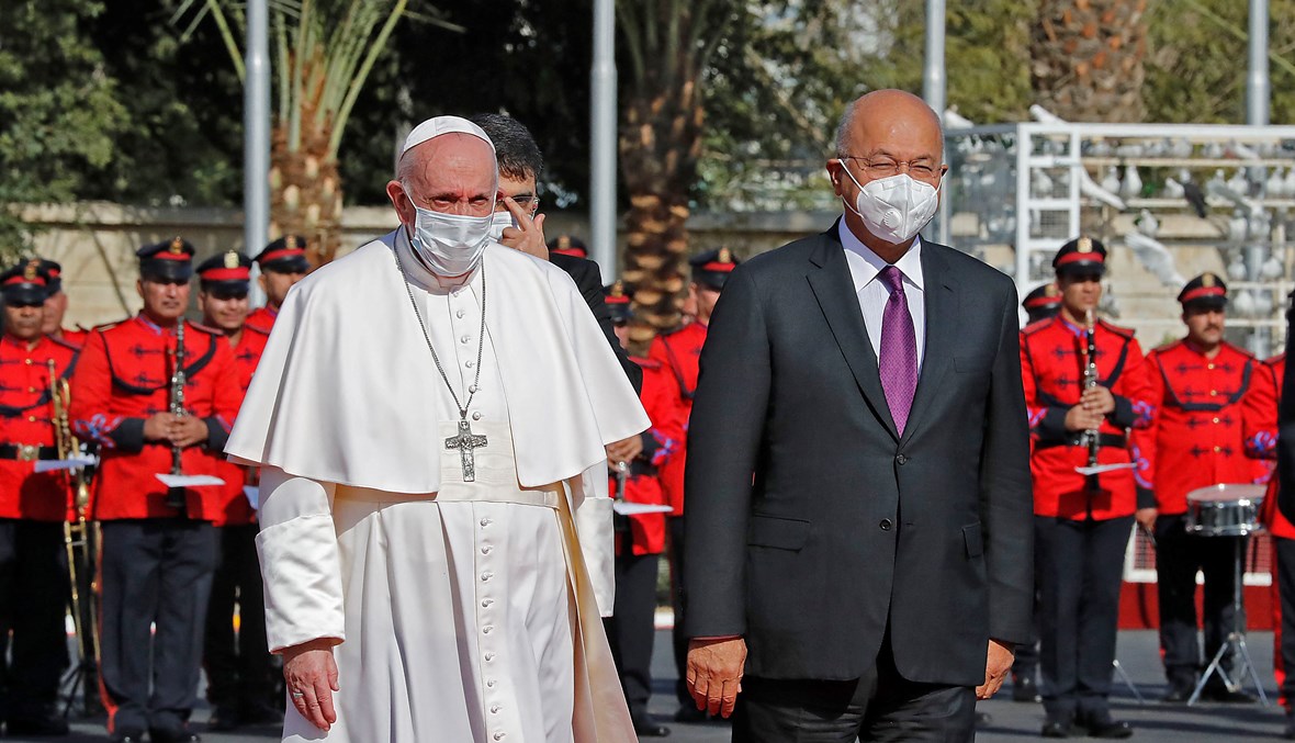 الرئيس برهم صالح مستقبلاً البابا فرنسيس (أ ف ب).