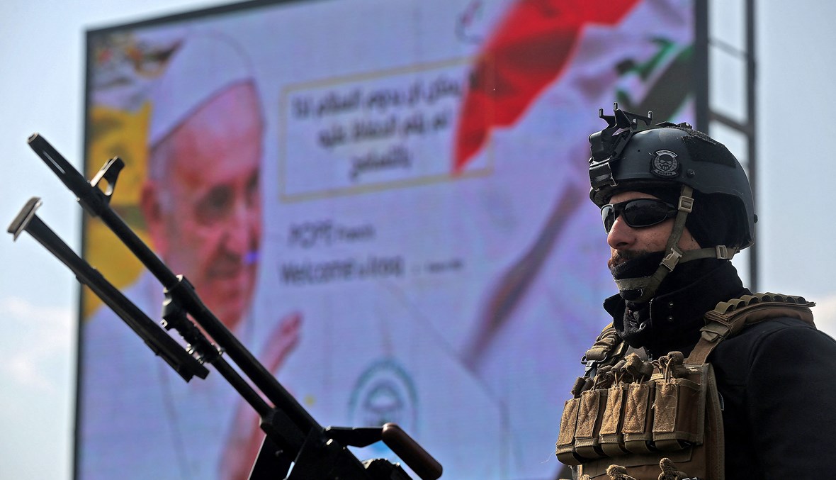 عنصر من قوات الأمن العراقية يراقب الأجواء في بغداد، قبل ساعات من بدء زيارة البابا فرنسيس الأولى للعراق (في 5 آذار 2021).