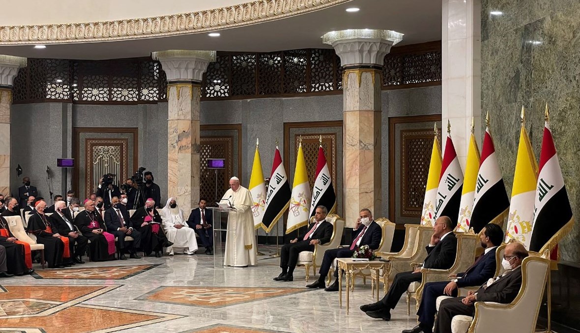 البابا فرنسيس متكلما خلال لقاء في القصر الرئاسي في بغداد (5 آذار 2021، أ ف ب). 