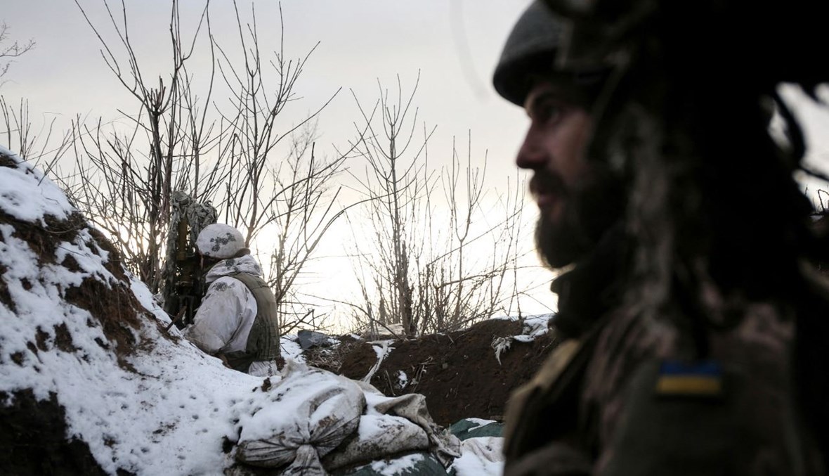 جنود أوكرانيون وقفوا في مواقعهم عند خط المواجهة مع الانفصاليين المدعومين من روسيا في منطقة دونيتسك (16 شباط 2021، أ ف ب). 