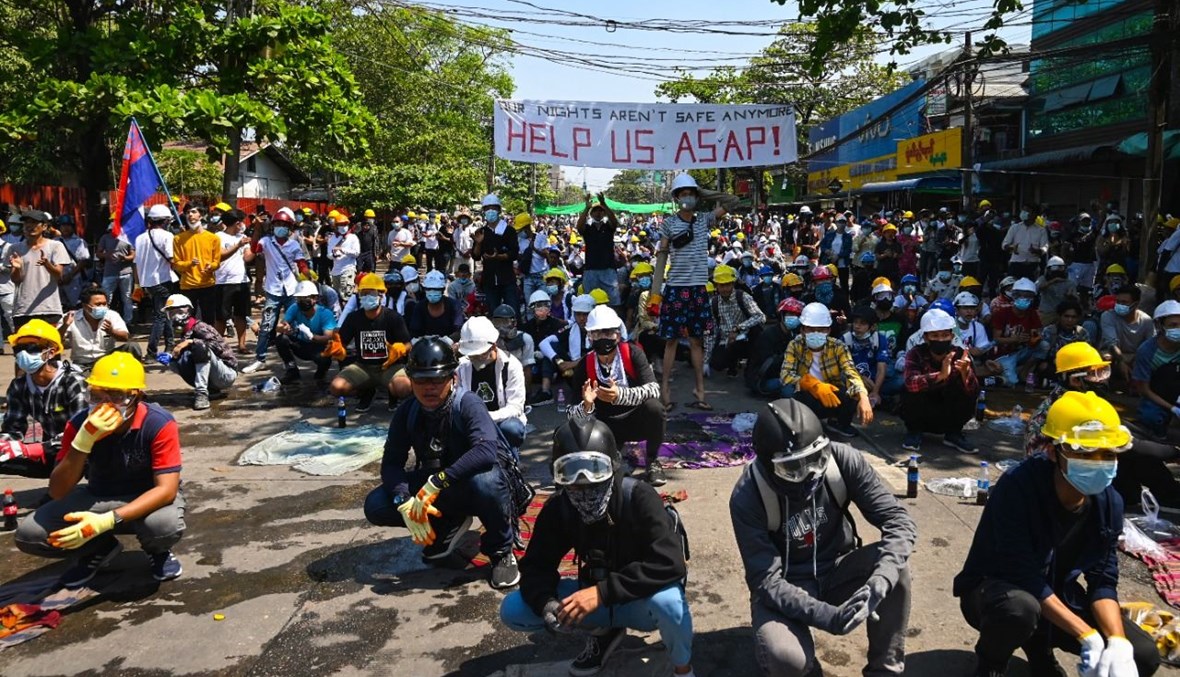 متظاهرون يستعدون لمواجهة قوات الأمن خلال تظاهرة ضد الانقلاب في يانغون (5 آذار 2021، أ ف ب).