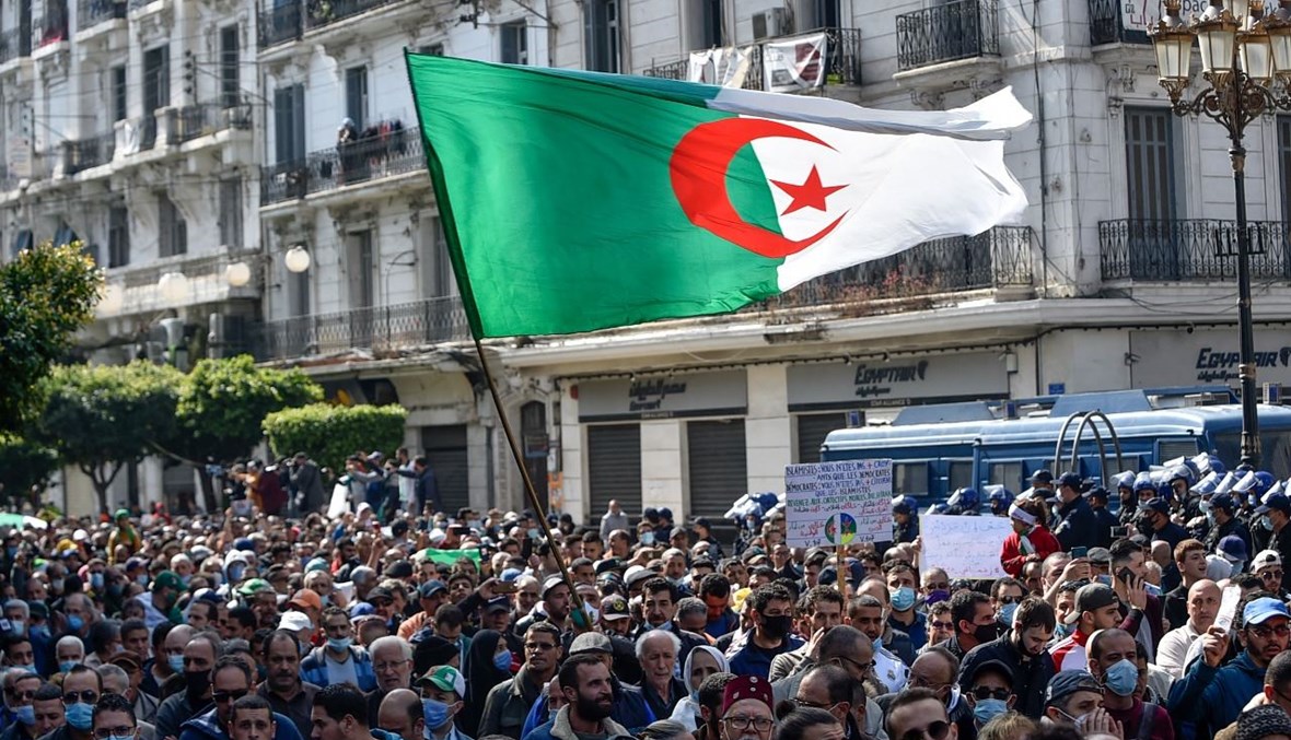 جزائريون خلال تظاهرة مناهضة للحكومة في العاصمة الجزائر (5 آذار 2021، أ ف ب).