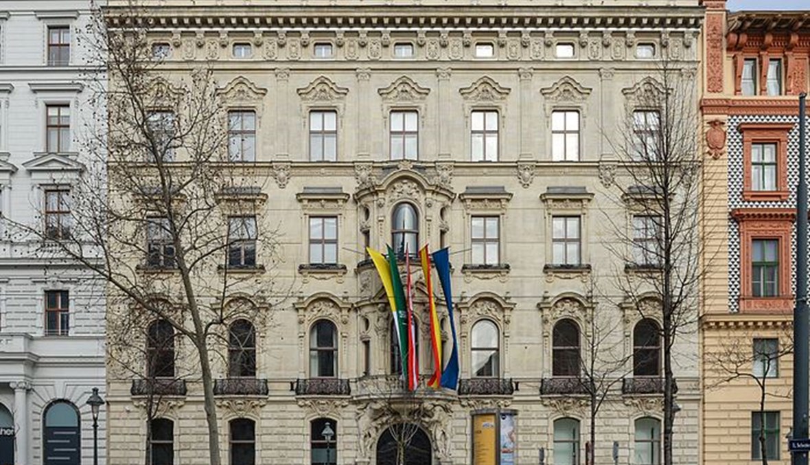 مقر المركز في فيينا (ويكيبيديا). 