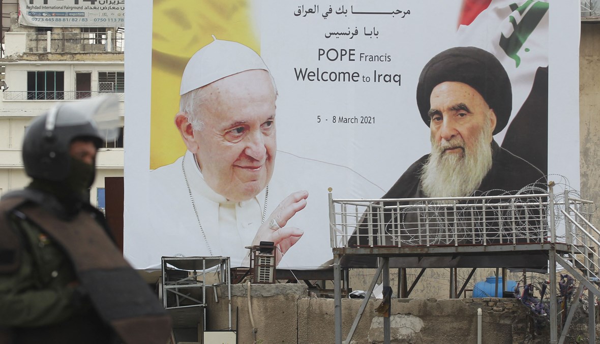 لافتة مرحّبة بزيارة البابا فرنسيس للسيستاني والنجف، في شارع بغدادي (أ ف ب).