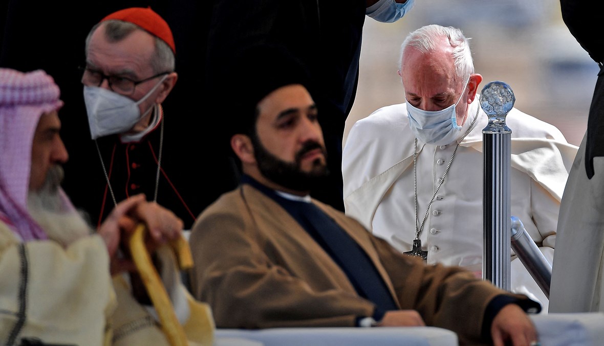 البابا فرنسيس خلال إلقاء كلمة في أور بحضور مسؤولين دينيين مسلمين وأيزيديين وصابئة (أ ف ب).