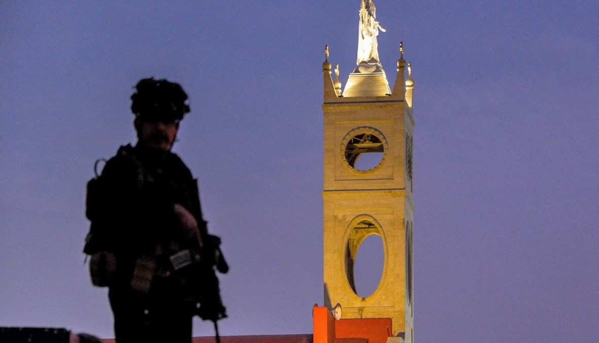 جندي عراقي أمام إحدى الكنائس خلال زيارة البابا (أ ف ب).