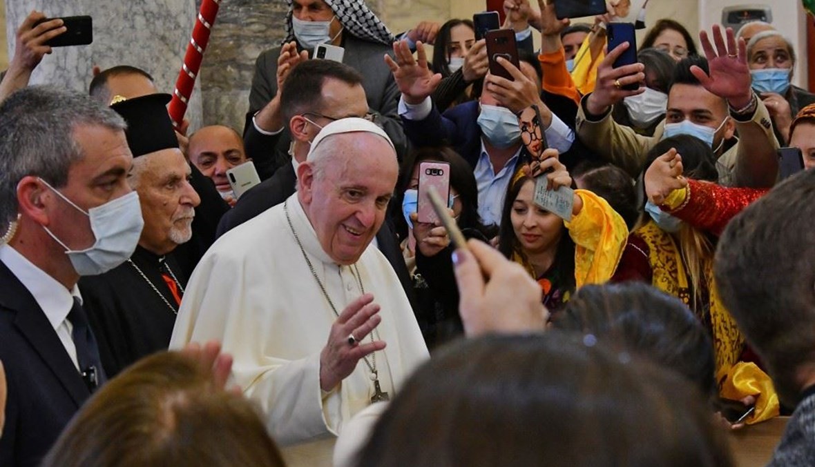 البابا يلتقي عراقيين مسيحيين في كنيسة "الطاهرة الكبرى" في قرقوش  (أ ف ب).