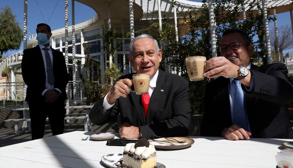 نتنياهو ورئيس بلدية القدس موشيه ليون يزوران مطعمًا أعيد افتتاحه حديثًا في القدس )7 آذار 2021، أ ف ب). 