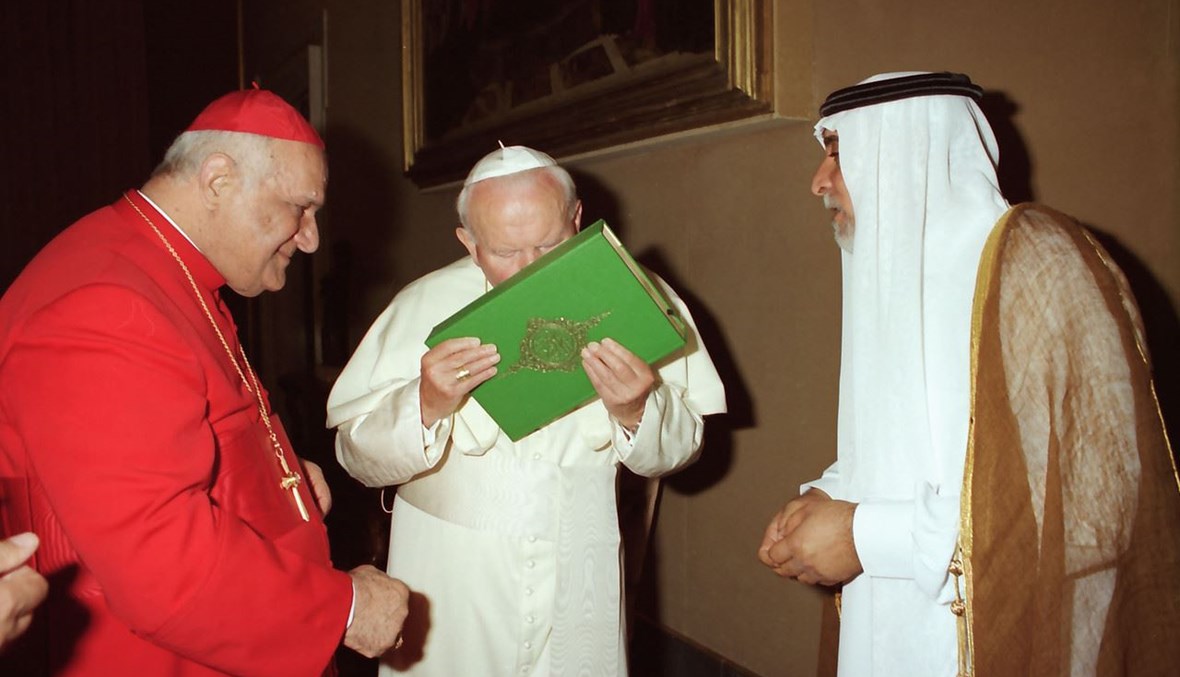  البابا الراحل يوحنا بولس الثاني يقبّل القرآن. 