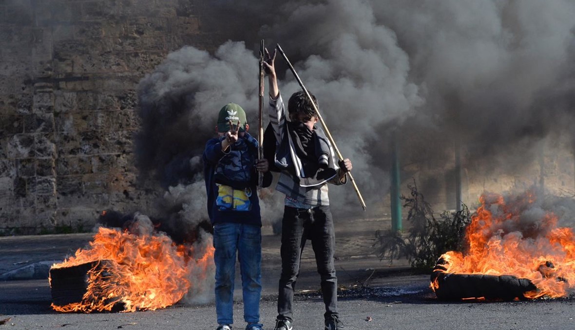 أطفال النار في الشارع (تعبيرية- نبيل اسماعيل).