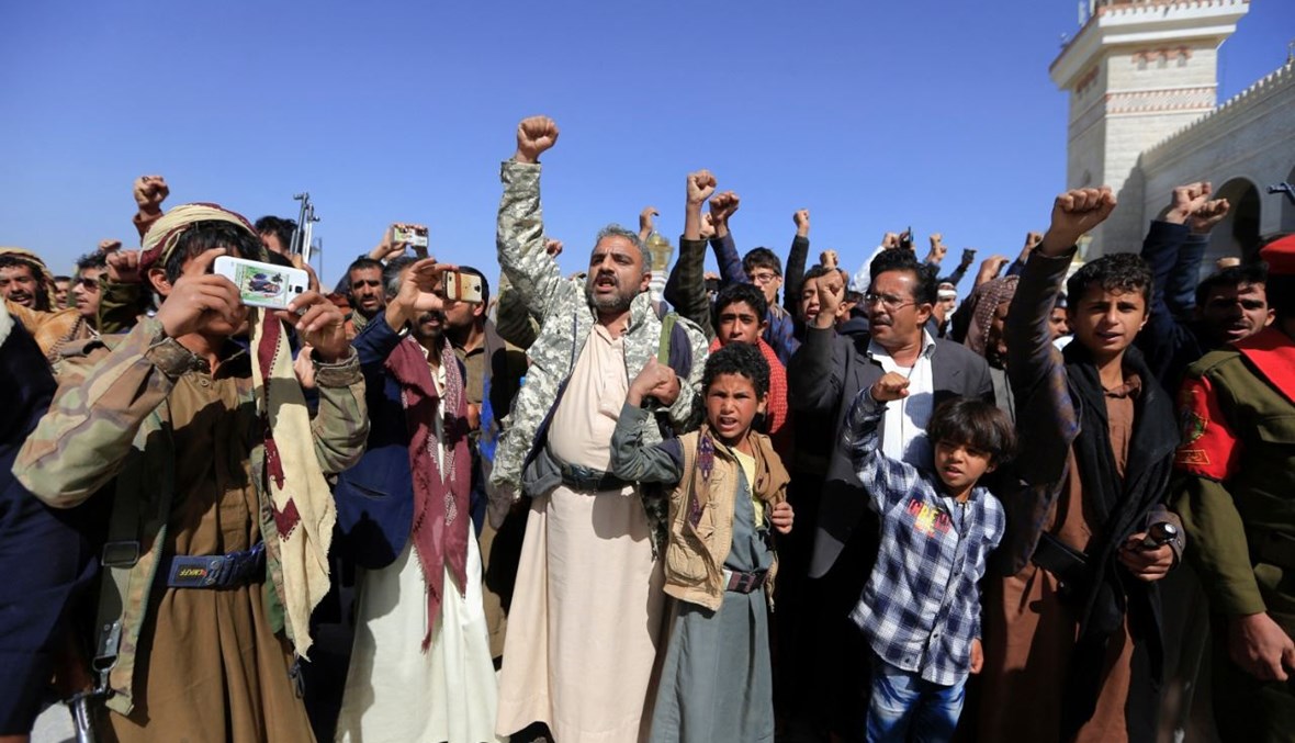 مقاتلون موالون للحوثيين تجمعوا أمام مسجد الصالح بالعاصمة صنعاء، خلال تشييع زملائهم المقاتلين الذين قتلوا في المعارك مع القوات الحكومية (28 شباط 2021، أ ف ب).