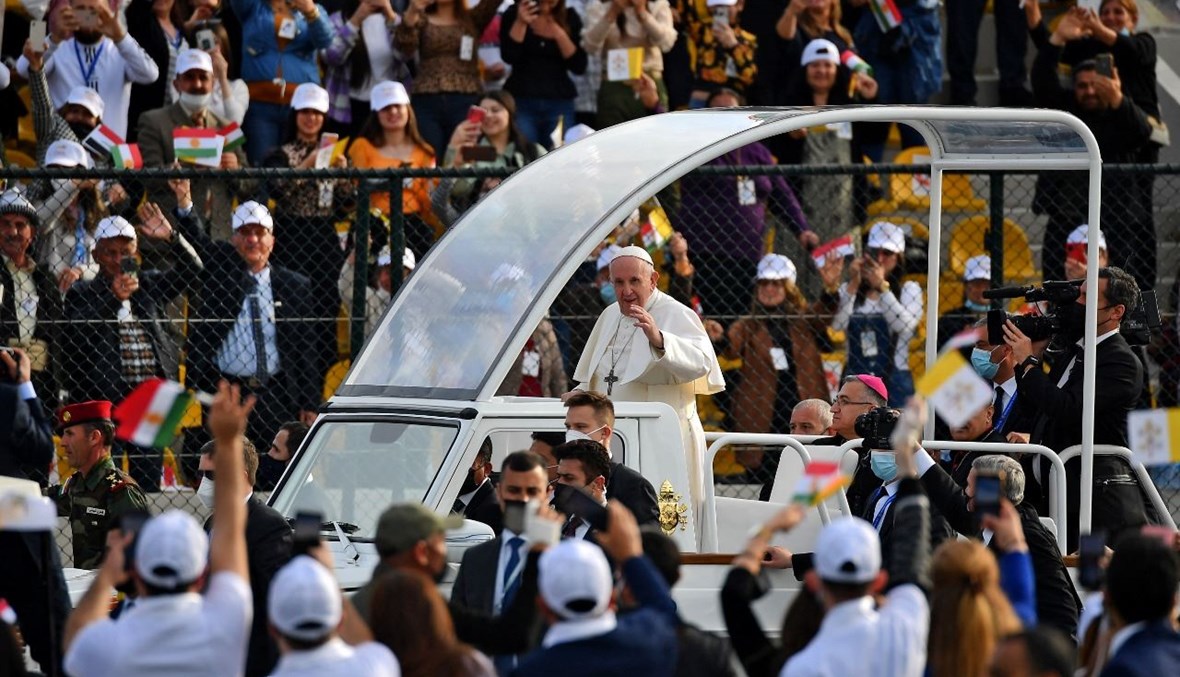 البابا فرنسيس لدى وصوله الى ملعب فرنسو حريري في أربيل ، في للاحتفال بالقداس (7 آذار 2021، أ ف ب). 