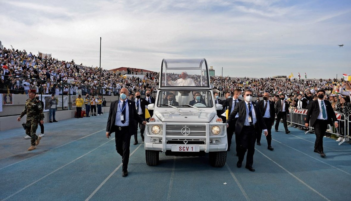 البابا فرنسيس لدى وصوله الى ملعب فرانسو حريري في إربيل (7 آذار 2021، أ ف ب). 