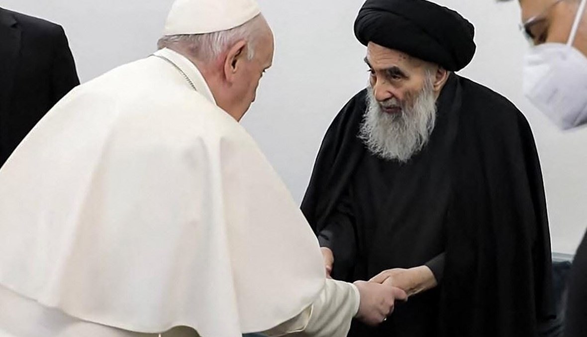 البابا فرنسيس والمرجع الشيعي الاعلى في العراق آية الله علي السيستاني في النجف السبت.   (أ ف ب)
