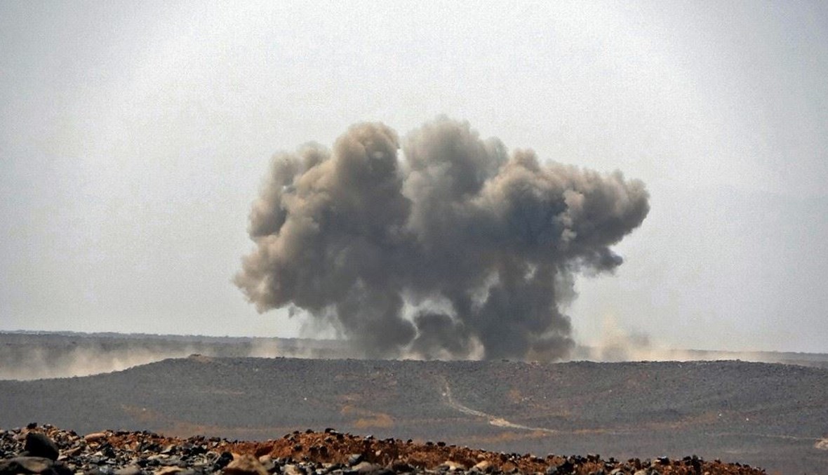 الدخان يتصاعد من جراء الاشتباكات على جبهة مأرب في اليمن.(أ ف ب)