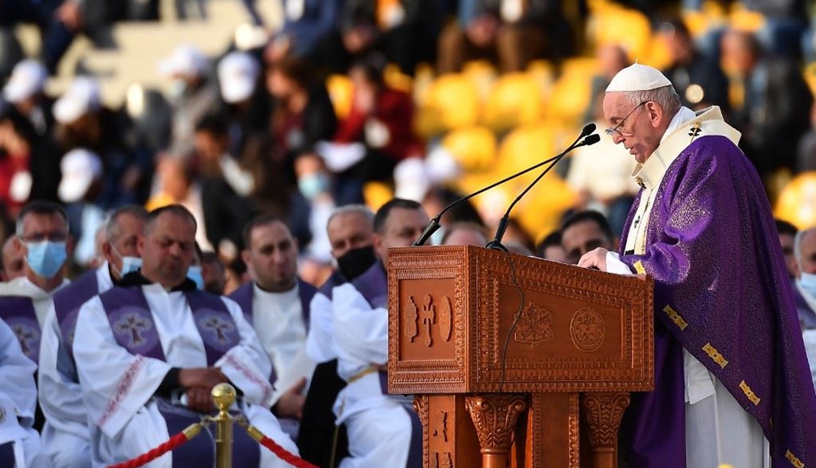 البابا فرنسيس خلال ترؤسة قداساً في ملعب فرانسو حريري في أربيل بكردستان العراق أمس.(أ ف ب)