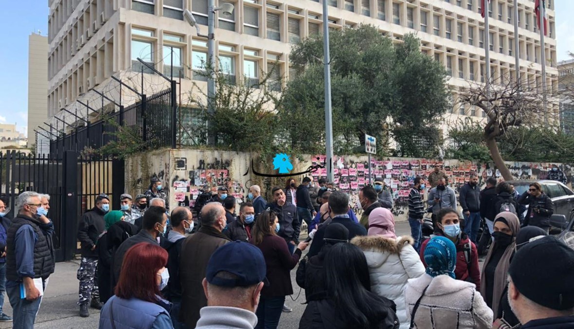 وقفة احتجاجية أمام مصرف لبنان صباح اليوم 8 آذار 2021 (تصوير نبيل اسماعيل).