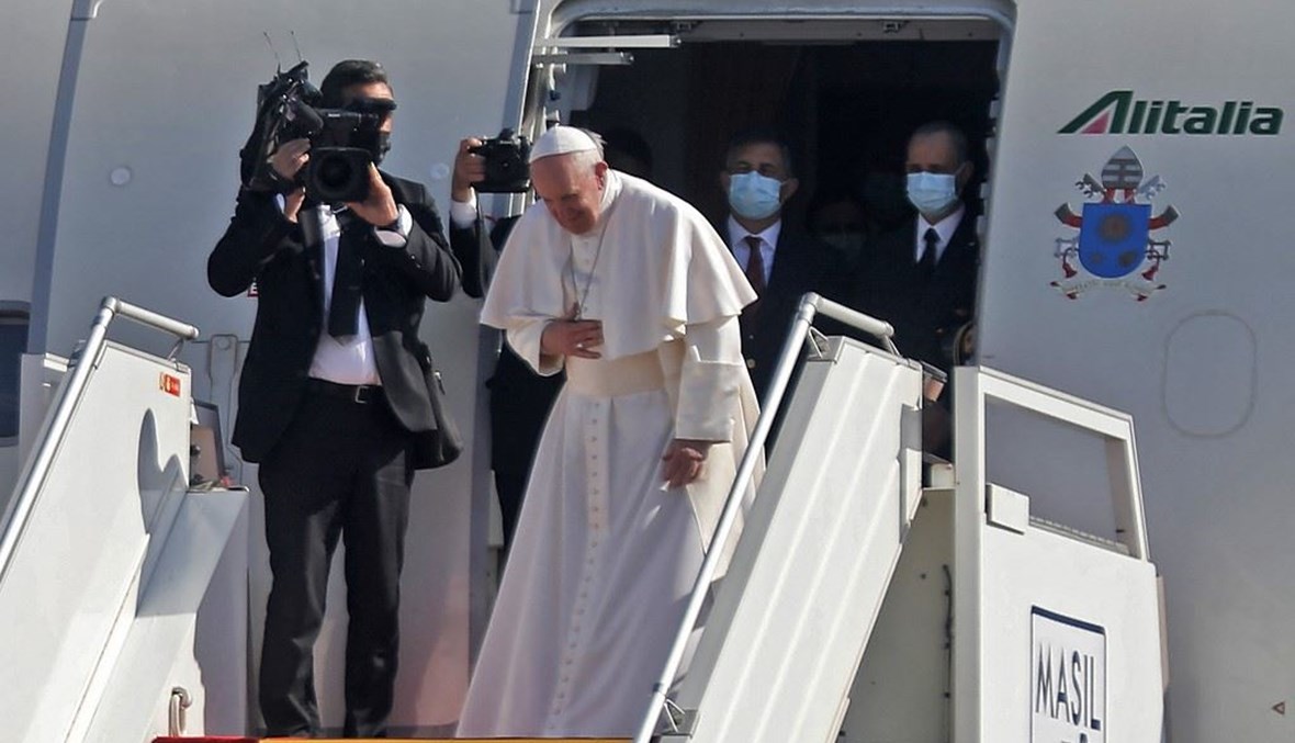 البابا مغادراً العراق عند انتهاء زيارته التاريخية (أ ف ب).