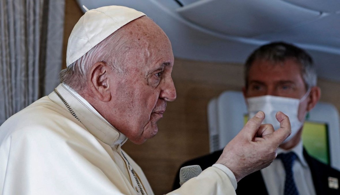 البابا فرنسيس يتحدث إلى المراسلين خلال مؤتمر صحافي في الطائرة خلال عودته من العراق الى الفاتيكان (8 آذار 2021، أ ف ب). 