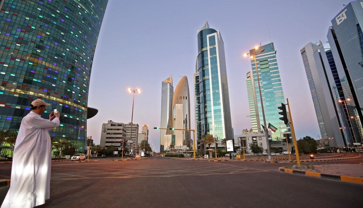 شارع مقفر في مدينة الكويت (7 آذار 2021، أ ف ب). 