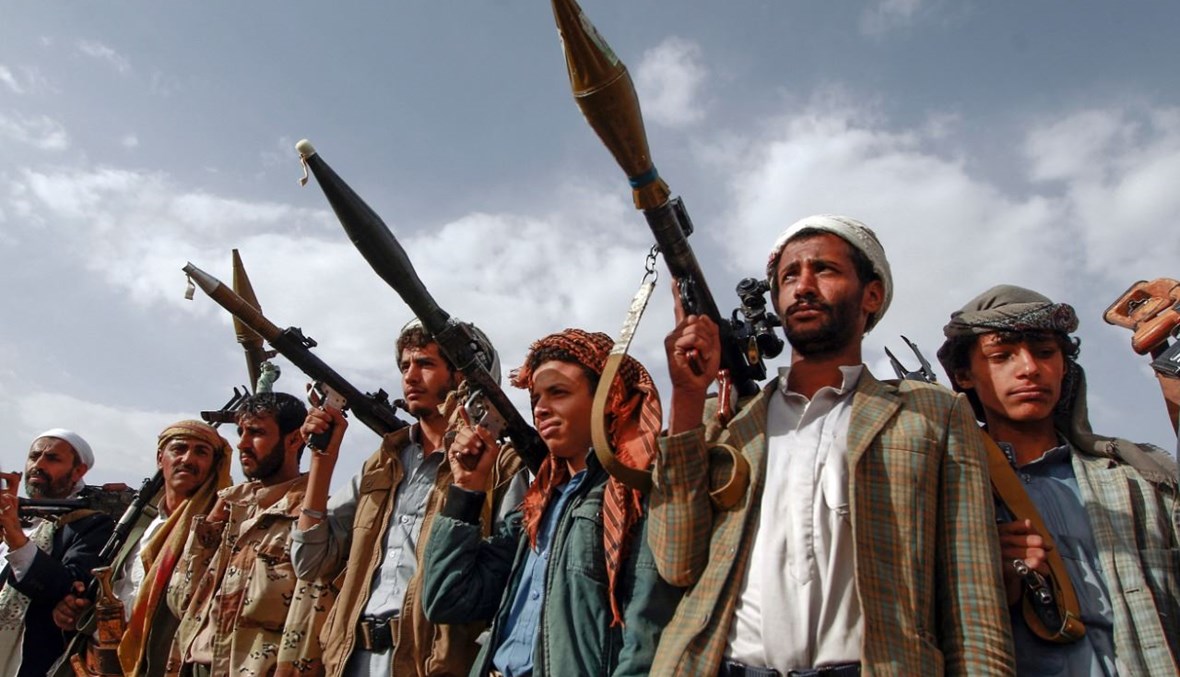رجال قبائل مسلحون موالون للحوثيين خلال تجمع بالعاصمة صنعاء (20 حزيران 2016، أ ف ب). 