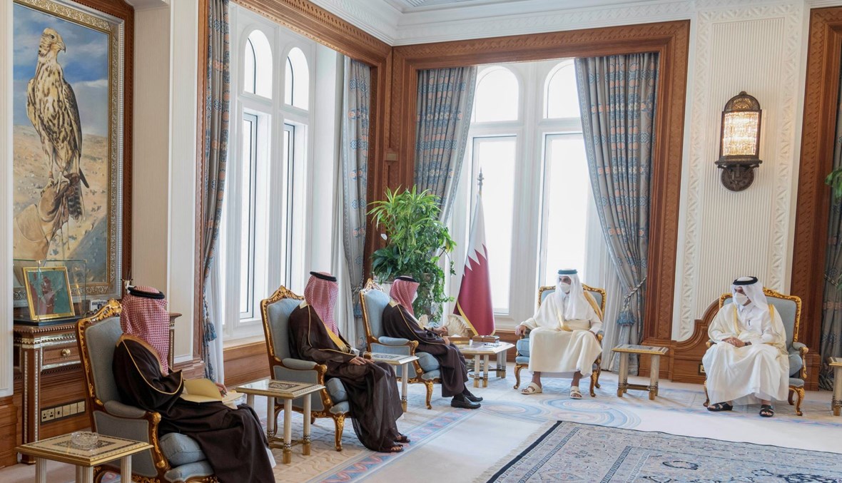 امير قطر مستقبلا وزير الخارجية السعودي الأمير فيصل بن فرحان آل سعود في الدوحة (8 آذار 2021، حساب وكالة الانباء القطرية في تويتر). 