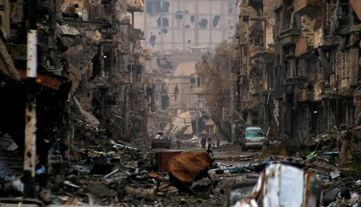 سوريون في شارع مدمر في شمال شرق سوريا في الرابع من كانون الثاني 2014. (أ ف ب)
