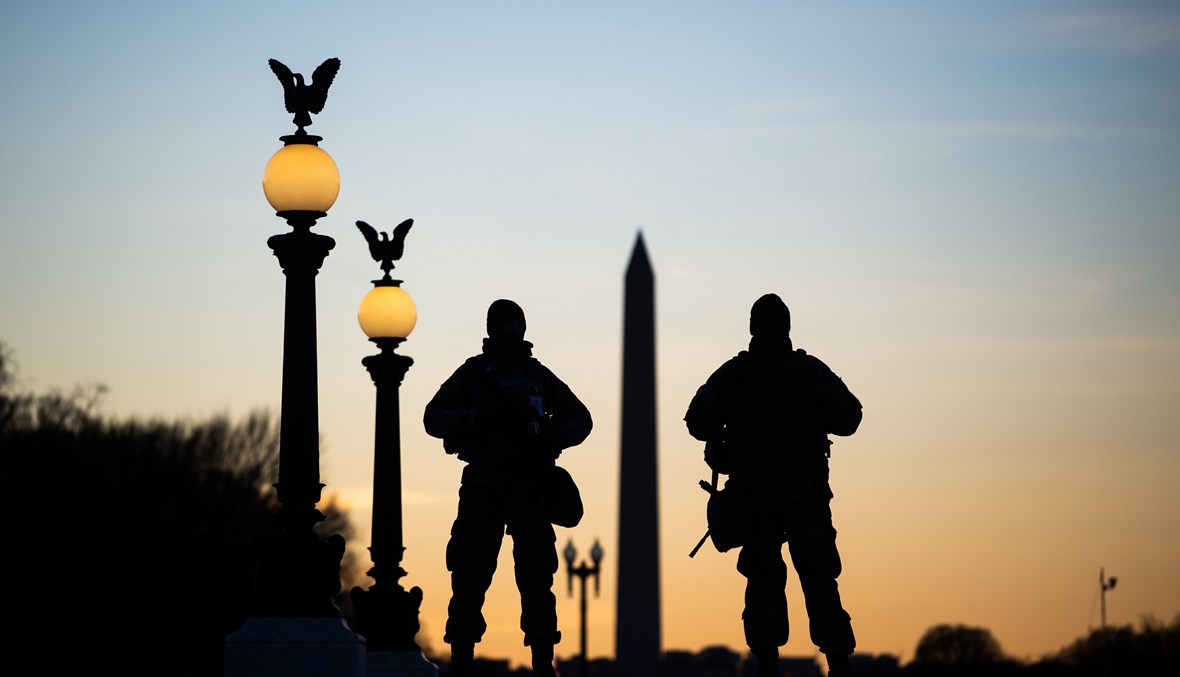 عنصران من الحرس الوطني الأميركي أمام نصب واشنطن (تعبيرية- أ ف ب).