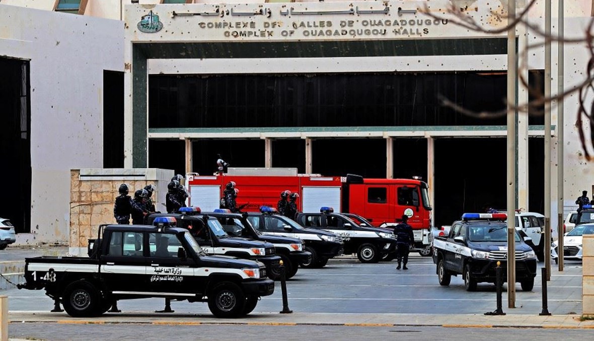 إجراءات أمنية أمام مركز واغادوغو للمؤتمرات في مدينة سرت حيث عقد البرلمان الليبي جلسته أمس.   (أ ف ب)
