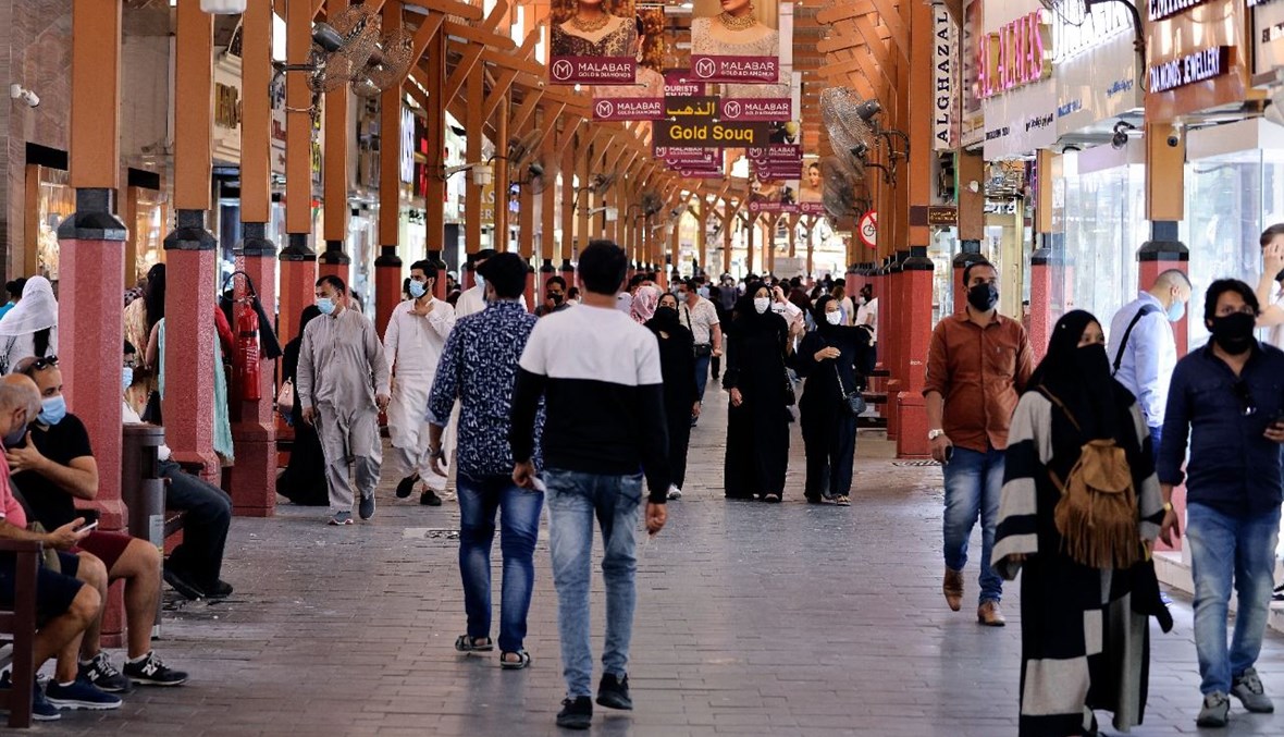 أشخاص يتسوقون في سوق الذهب في دبي (10 آذار 2021، أ ف ب).