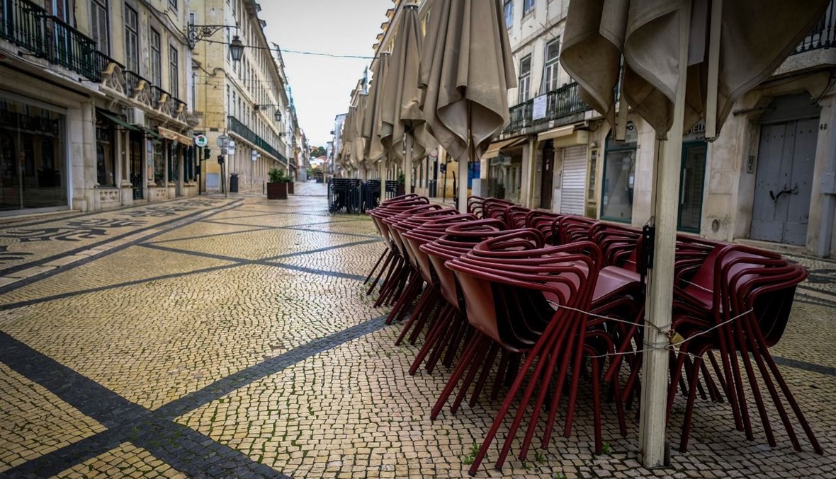 كراس تكدست خارج مطاعم مغلقة في لشبونة في البرتغال (11 آذار 2021، أ ف ب).  