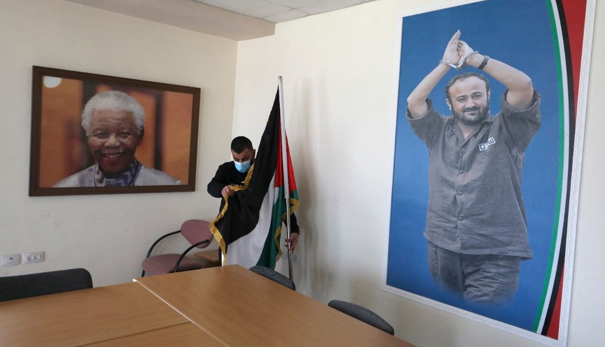 صورة لمروان البرغوثي مرفوعة في مكتب لدعم البرغوثي في مدينة رام الله بالضفة الغربية (3 آذار 2021، أ ف ب). 