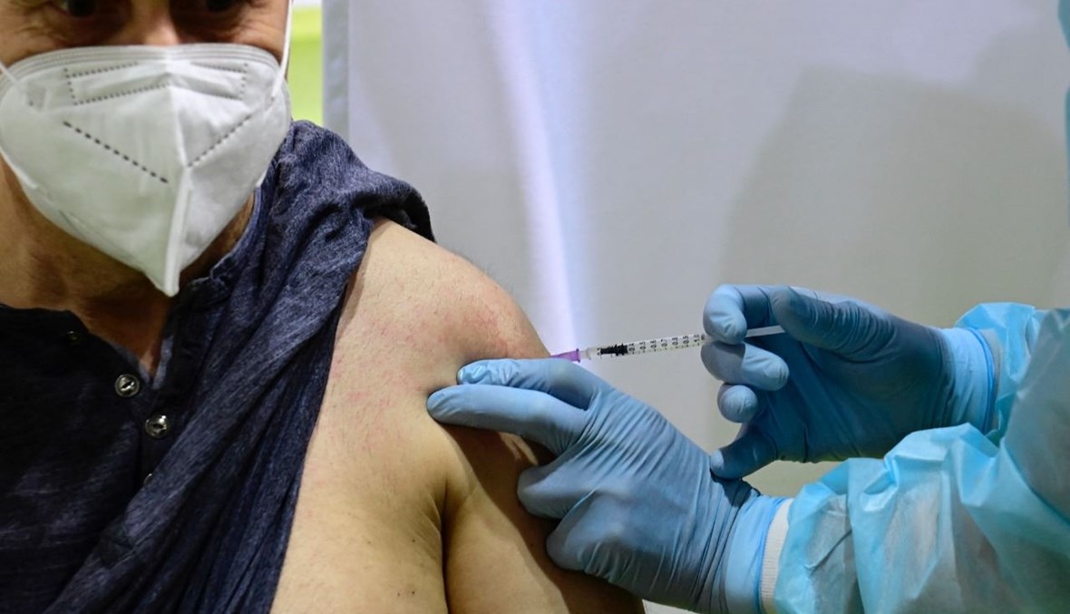 شخص يتلقى لقاح استرازينيكا في مركز تطعيم جديد في مطار تمبلهوف السابق في برلين (8 آذار 2021، أ ف ب). 