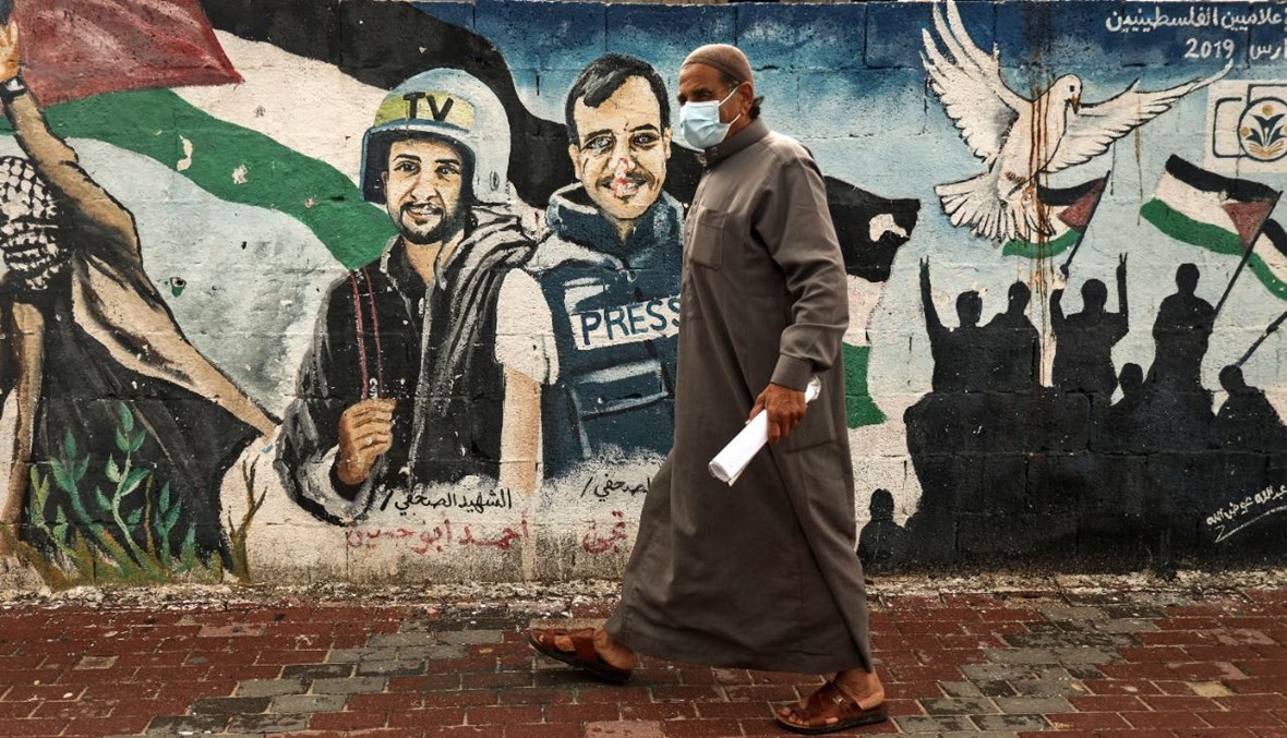 رجل فلسطيني يمر في أحد الشوارع في غزة (4 آذار 2021، أ ف ب). 