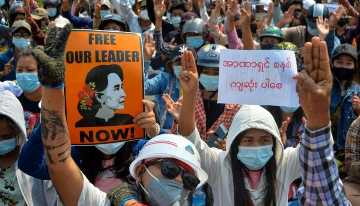 متظاهرون يطالبون بالافراج عن اونغ سان سو تشي في نايبيداو بميانمار.   (أ ف ب)