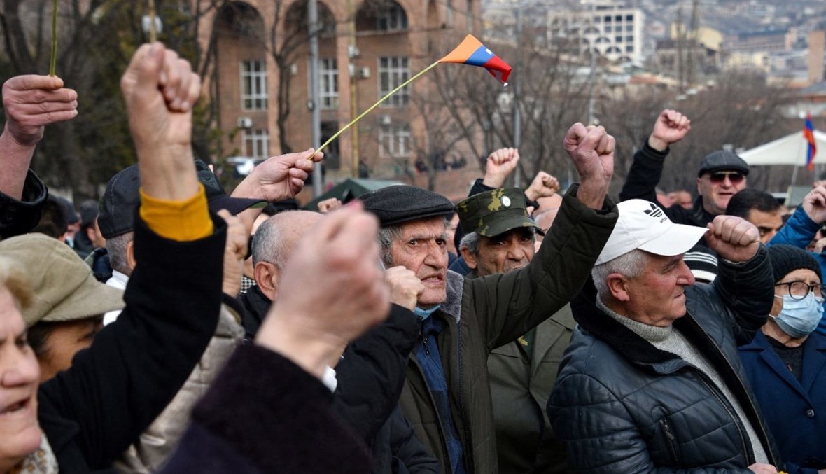 أنصار للمعارضة الأرمينية خلال تظاهرة مناهضة لباشينيان في يريفان (10 آذار 2021، أ ف ب). 